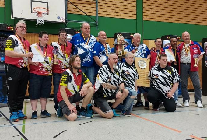 Deutscher Meister Mannschaft GSV Braunschweig mit Wanderpokal