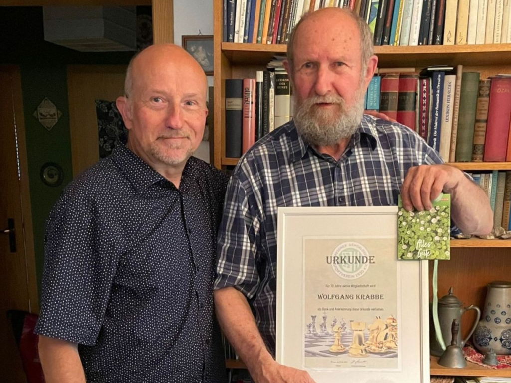 Heiko gratuliert Wolfgang zum 70 Jahre aktive Vereinsmitglied
