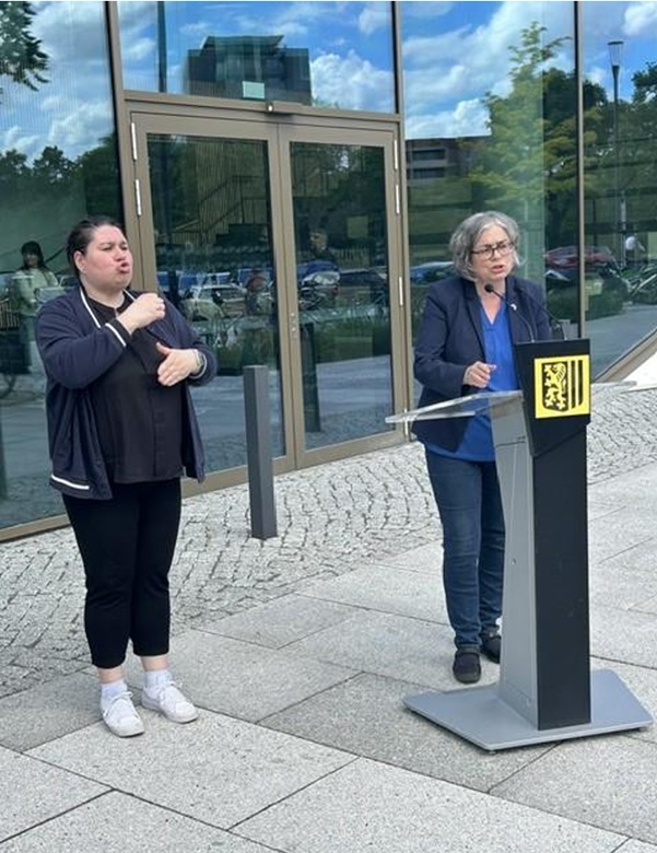 Zweite Bürgermeisterin Jähnigen und Gebärdensprachdolmetscherin Frau Herzog