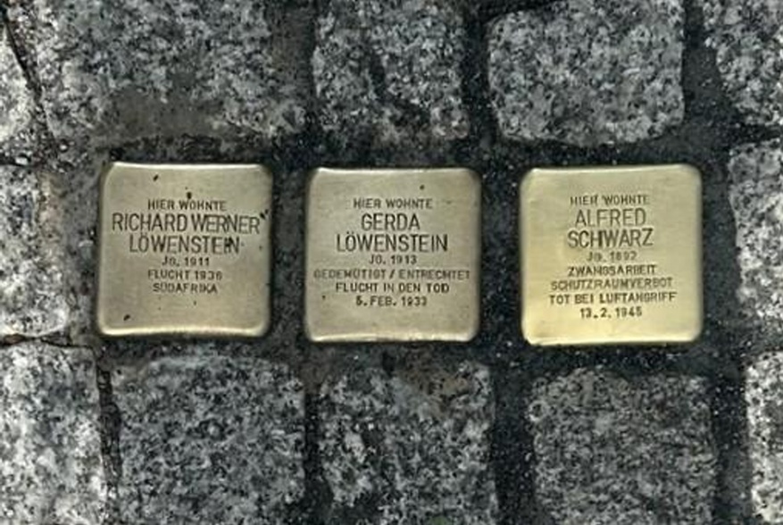 Drei Stolpersteine in Reih und Glied, die genannten Menschen haben an dieser Stelle gewohnt