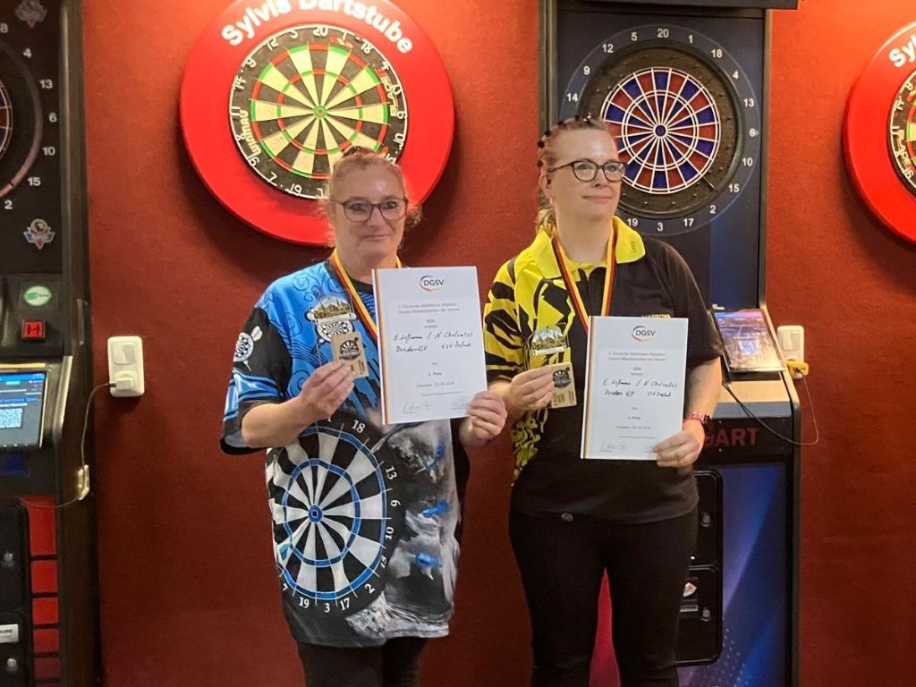 BRONZE im Doppel bei den DM in Dresden Steeldart: Nicole (Rostock) und Emely